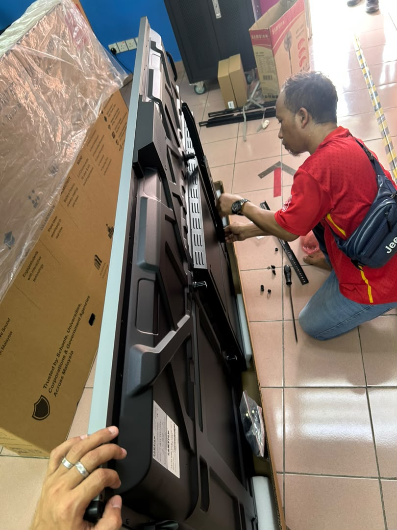 Installation work on the Smartboard at SK Perempuan Bukit Kuda